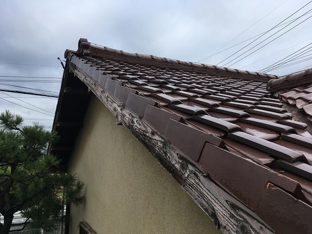 劣化した破風板